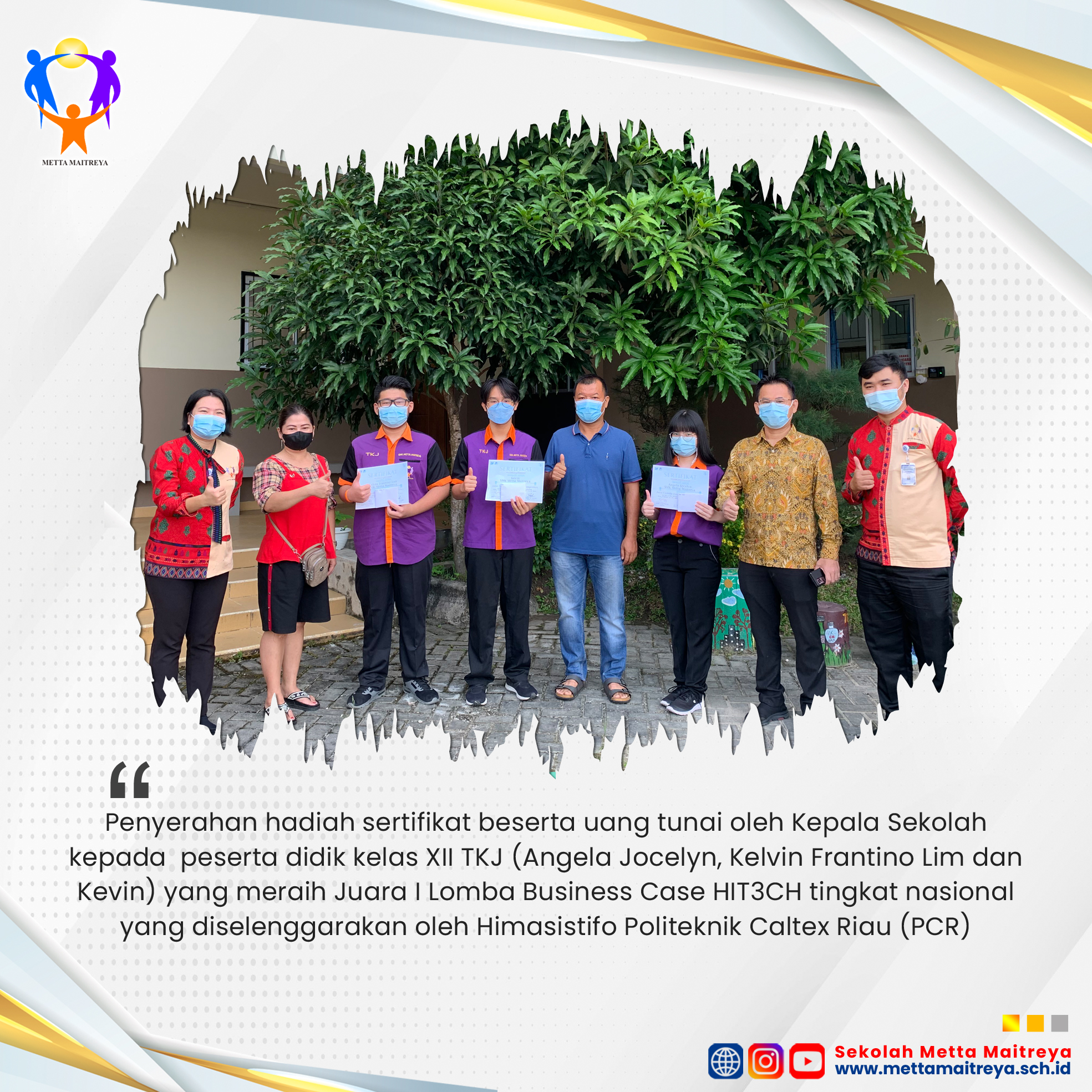 Penyerahan hadiah sertifikat beserta uang tunai oleh Kepala Sekolah kepada peserta didik